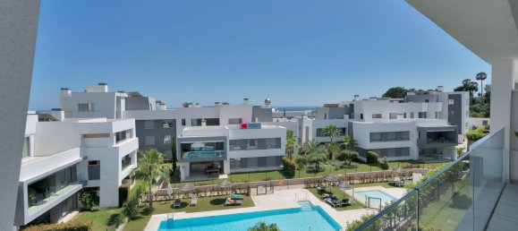 Apartamento de 3 dormitorios en Estepona, Spain No. 135012 2