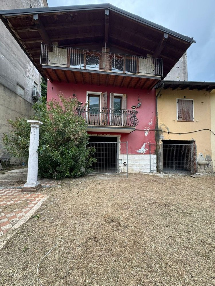 Дом с 4 комнатами в Каино, Италия № 335563