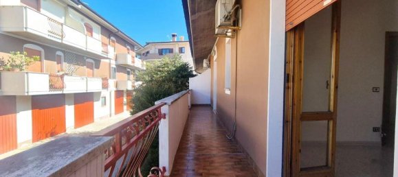 8 rooms Apartment in Penne, Italy No. 36319 16