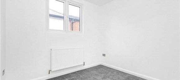 Bungalow de 3 dormitorios en Egham, United Kingdom No. 8637 8