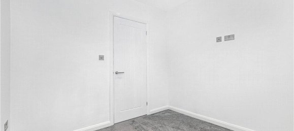 Bungalow de 3 dormitorios en Egham, United Kingdom No. 8637 6