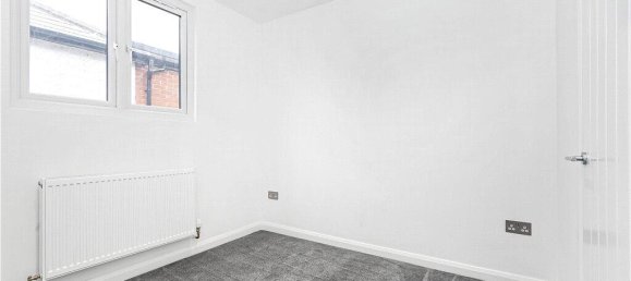 Bungalow de 3 dormitorios en Egham, United Kingdom No. 8637 10