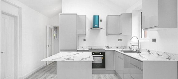 Bungalow de 3 dormitorios en Egham, United Kingdom No. 8637 2