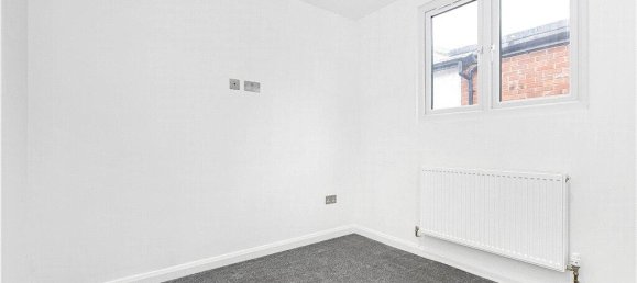 Bungalow de 3 dormitorios en Egham, United Kingdom No. 8637 7