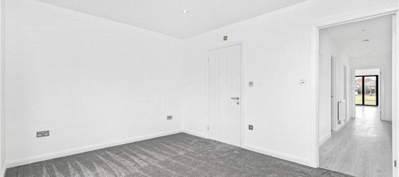 Bungalow de 3 dormitorios en Egham, United Kingdom No. 8637 4