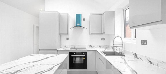 Bungalow de 3 dormitorios en Egham, United Kingdom No. 8637 32