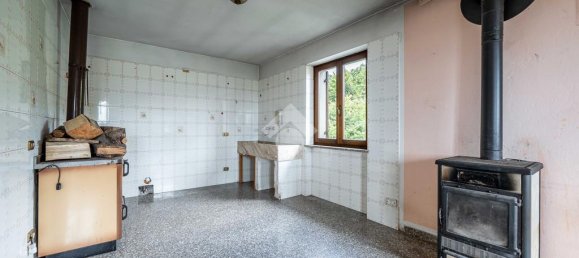 4 bedrooms Villa in Erbezzo, Italy No. 282203 11