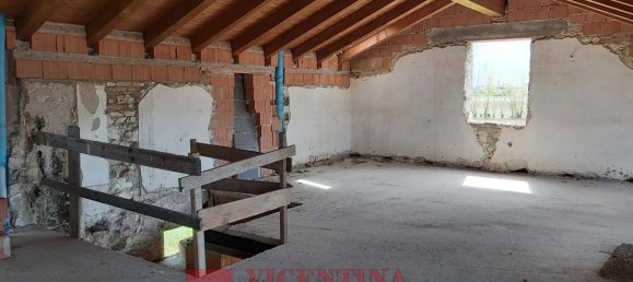 7 rooms House in Longare, Italy No. 177733 2