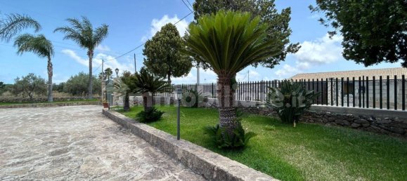 4 bedrooms Villa in Melilli, Italy No. 165405 2