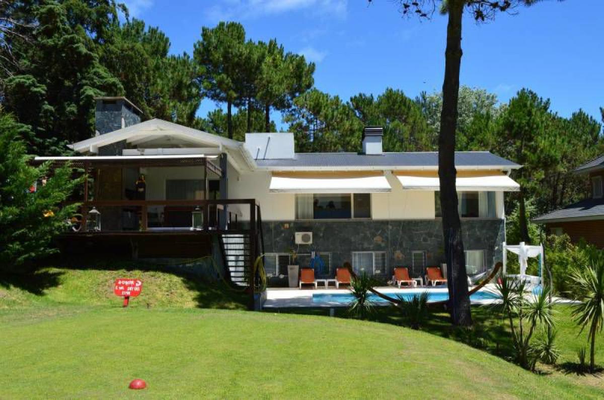 4 bedrooms House in Mar del Plata, Argentina No. 87145