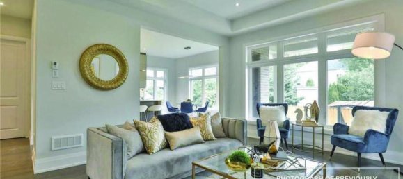 4 bedrooms House in Hamilton, Canada No. 774 2