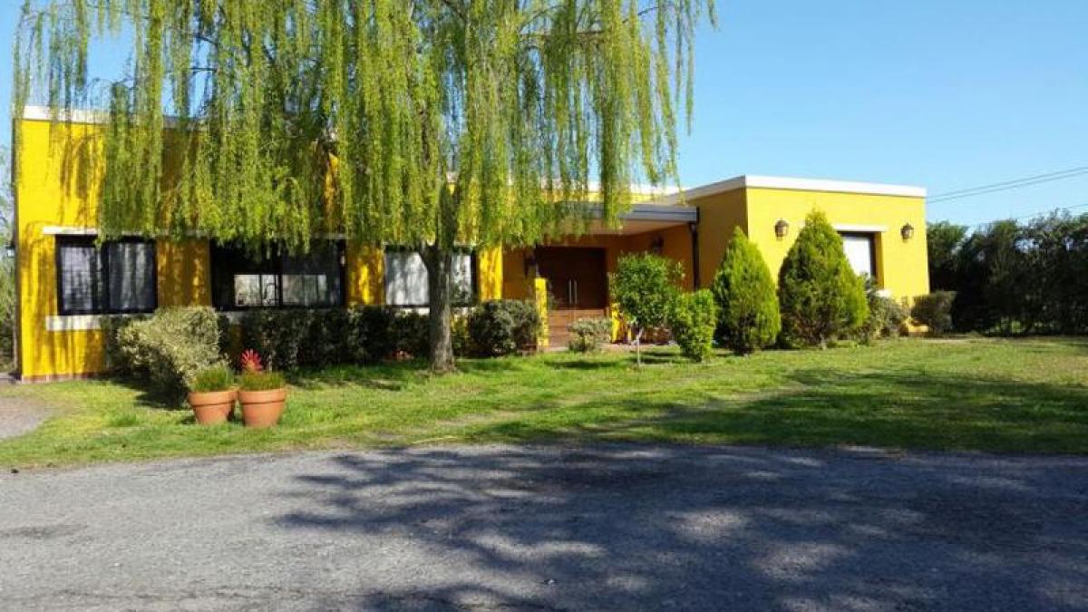 Granja de 3 dormitorios en Esteban Echeverría, Argentina No. 41201