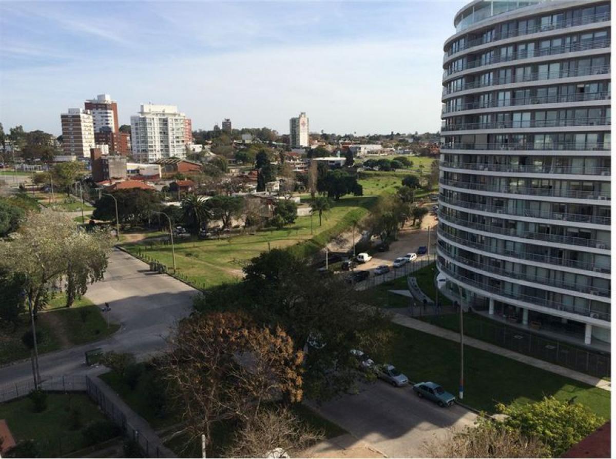 4 bedrooms Apartment in Montevideo, Uruguay No. 8952