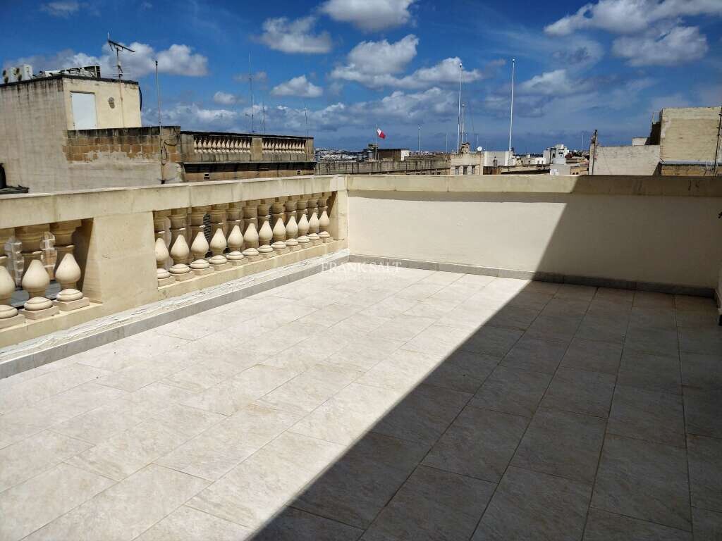2 bedrooms Penthouse in Paola, Malta No. 9406