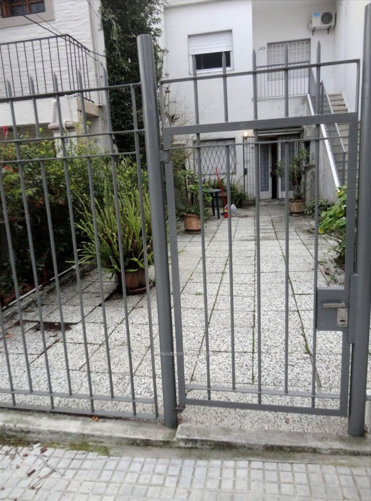 2 bedrooms House in Montevideo, Uruguay No. 9241