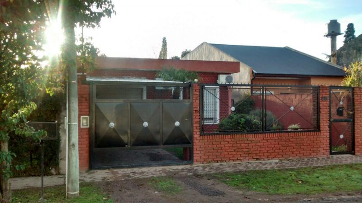 Casa de 3 dormitorios en José C. Paz, Argentina No. 71671