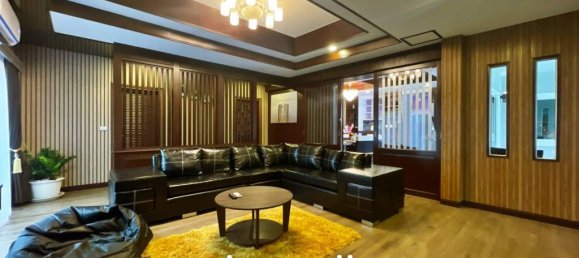 5 bedrooms Villa in Pattaya, Thailand No. 16553 3