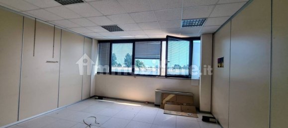 Oficina de 5 habitaciónes en Rescaldina, Italy No. 82091 30