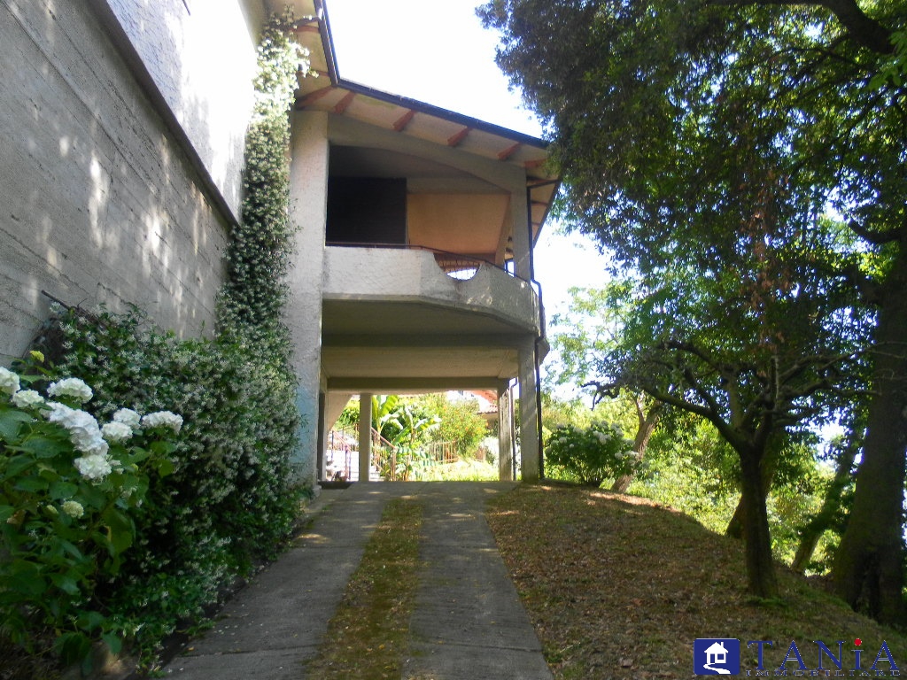 3 bedrooms Villa in Carrara, Italy No. 45781