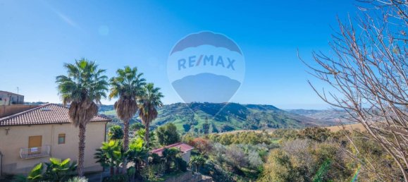 2 bedrooms House in Caltagirone, Italy No. 128677 4