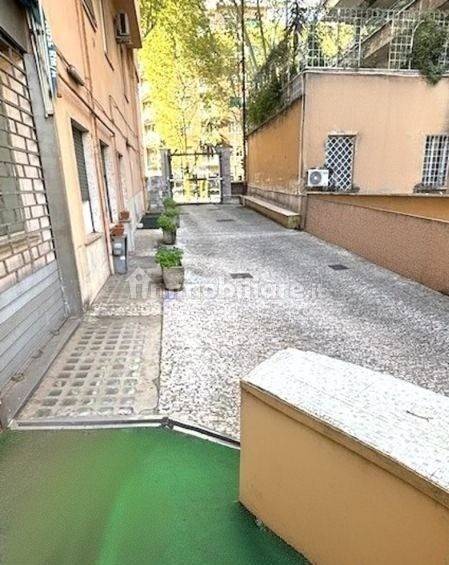 450m² Commercial property in Rome, Italy No. 375572