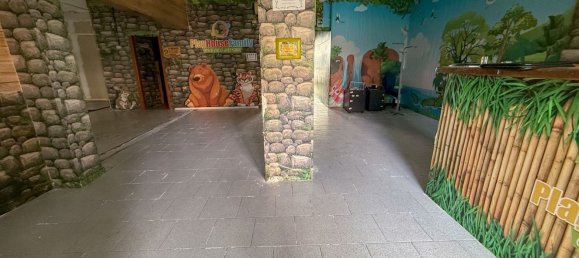 160m² Commercial property in Rome, Italy No. 158197 4