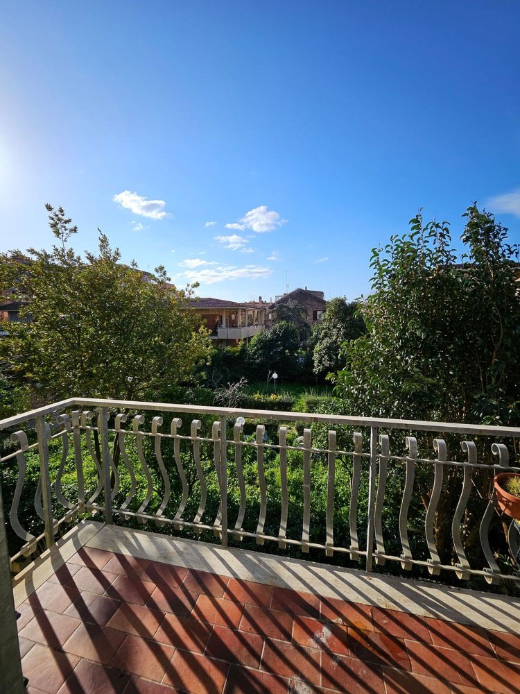 Apartamento de 6 habitaciónes en Ladispoli, Italy No. 256906