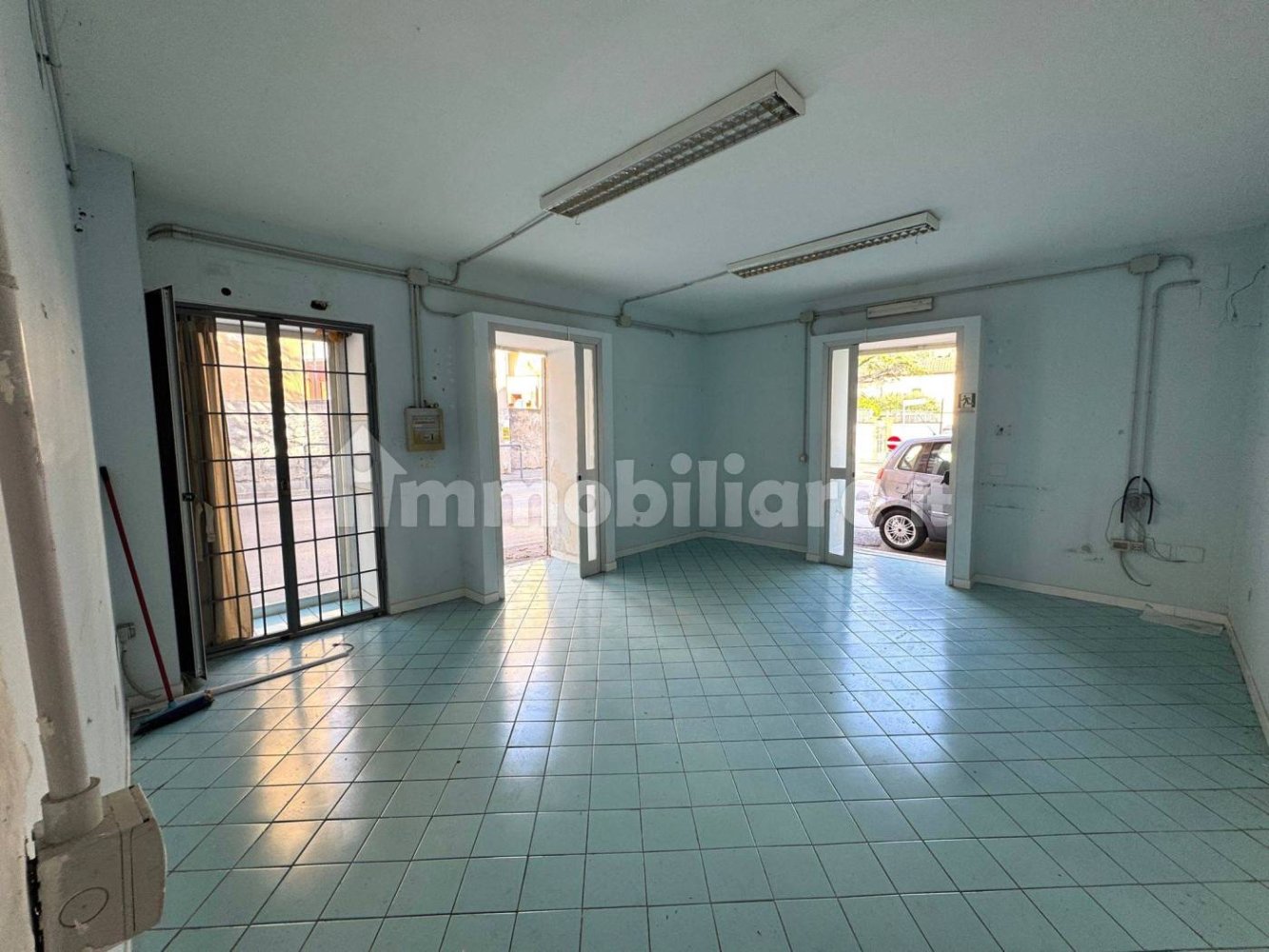 2-Zimmer Gewerbliche Immobilie in Sarno, Italy, Nr. 301198