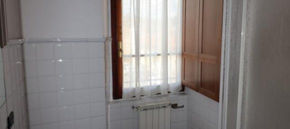 2-salle Appartement à Montevarchi, Italy No. 235103 7