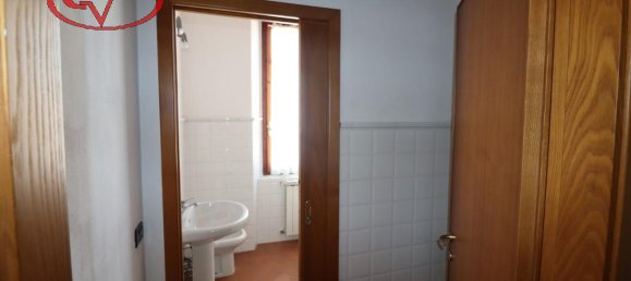 2-salle Appartement à Montevarchi, Italy No. 235103 6