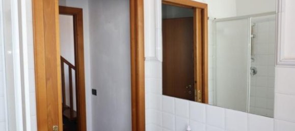 2-salle Appartement à Montevarchi, Italy No. 235103 8