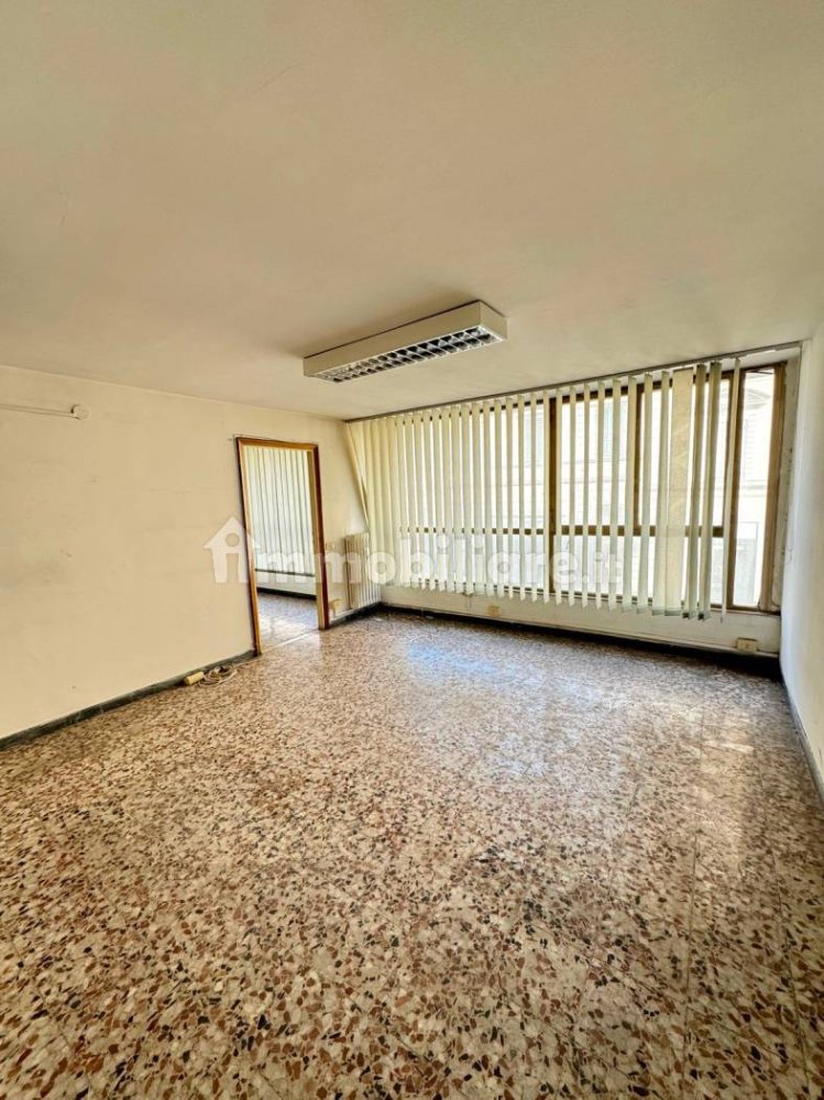 3 rooms Office in Florence, Italy No. 307727