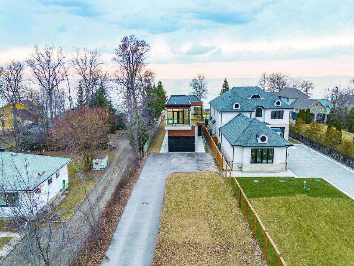 6 bedrooms House in Hamilton, Canada No. 309