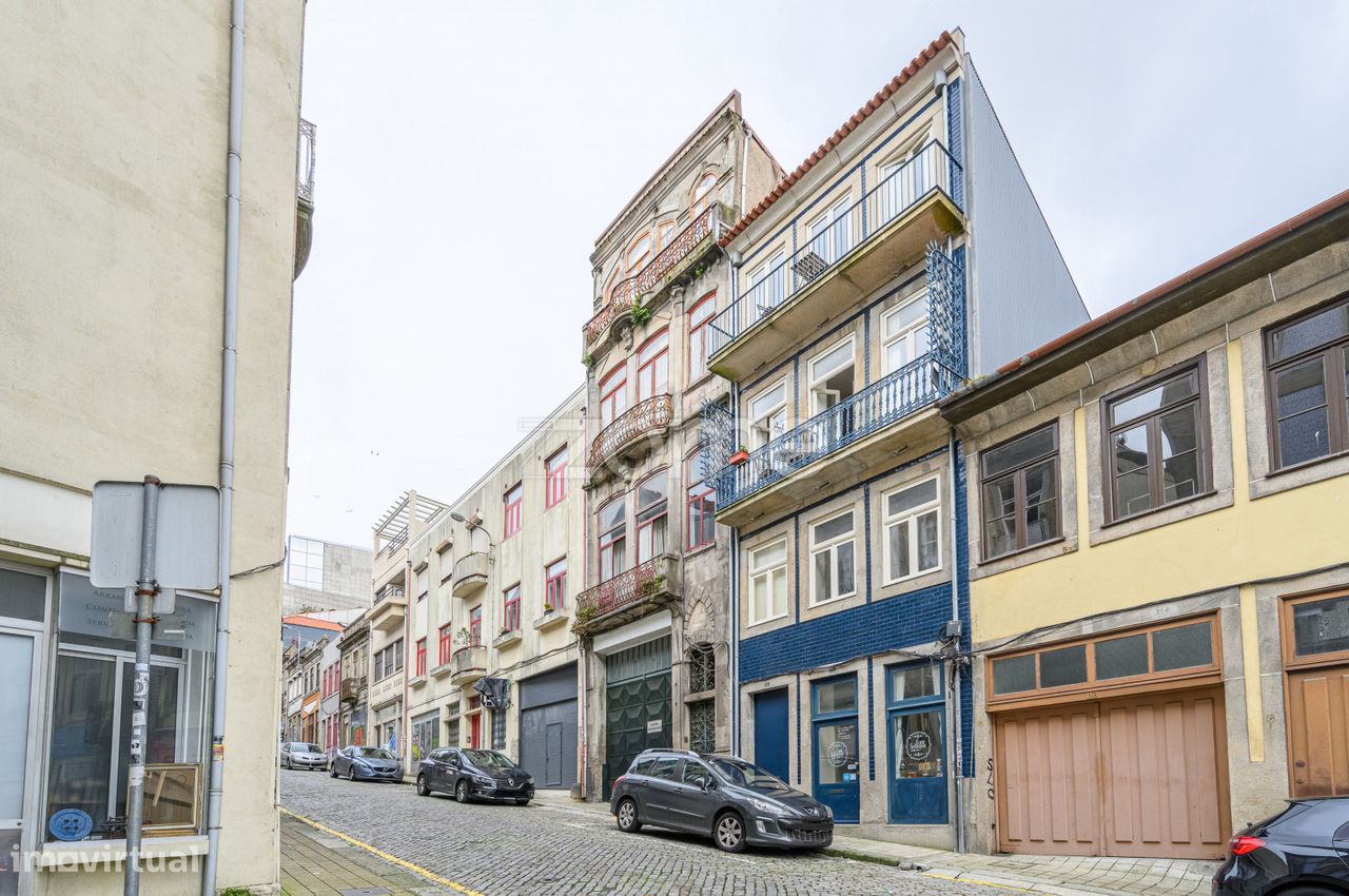 6 bedrooms Building in Porto, Portugal No. 12835