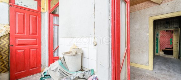 6 bedrooms Building in Porto, Portugal No. 12835 9