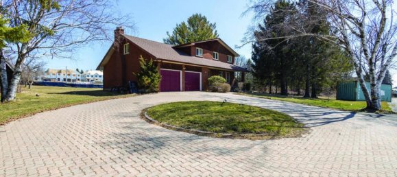 4 bedrooms House in Oshawa, Canada No. 897 9