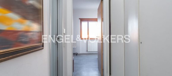 5 rooms Apartment in Rome, Italy No. 130001 4