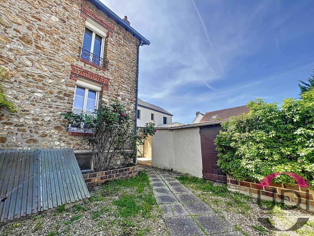 3 bedrooms House in Vert-le-Petit, France No. 180446