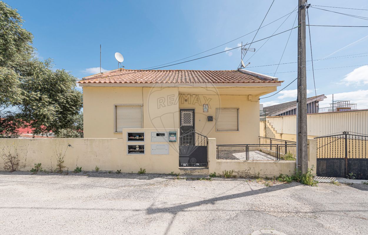 Здание 210м² в Лориш, Португалия № 81848