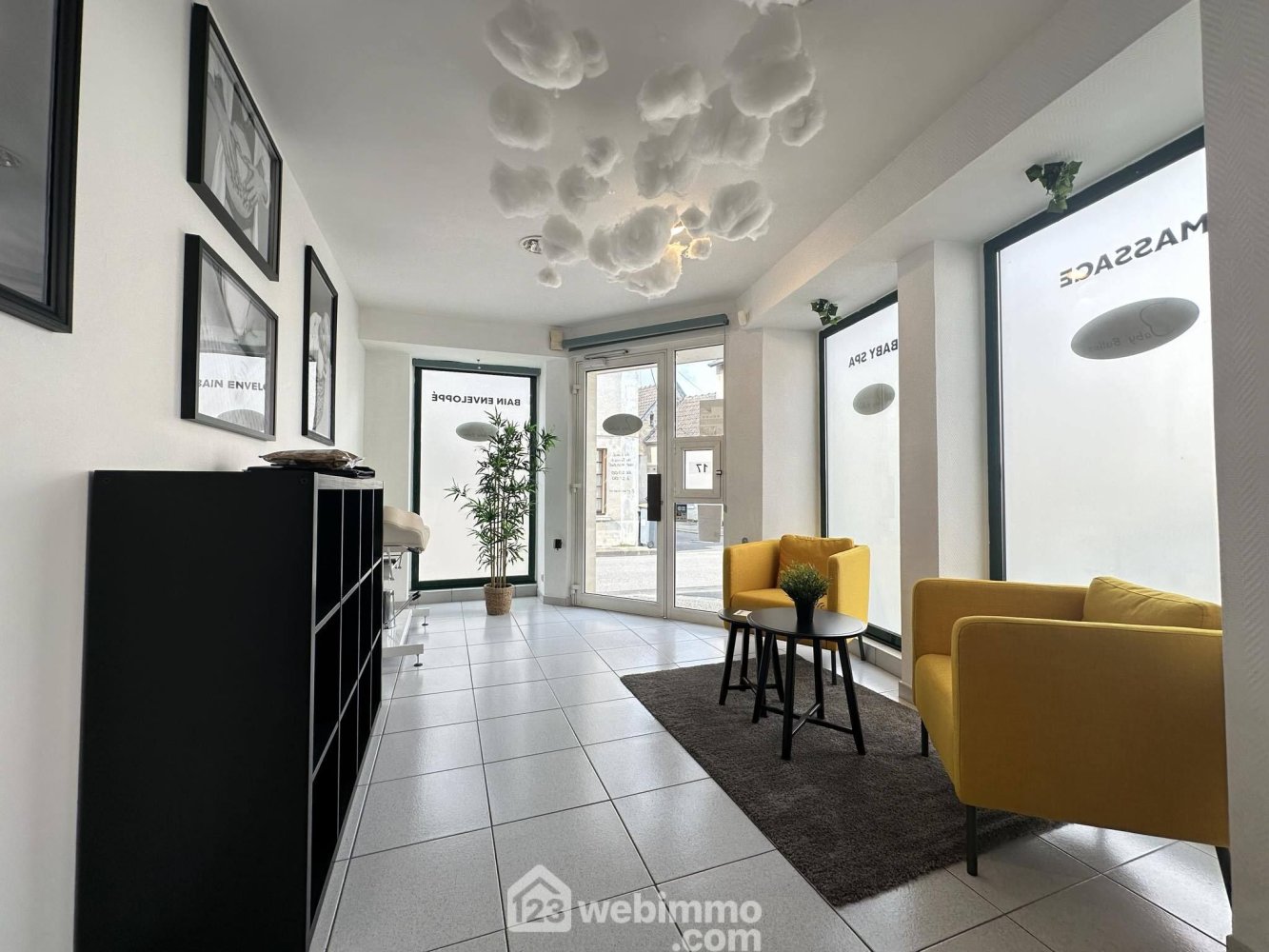 Propiedad comercial de 4 habitaciónes en Bruyeres-et-Montberault, France No. 244813