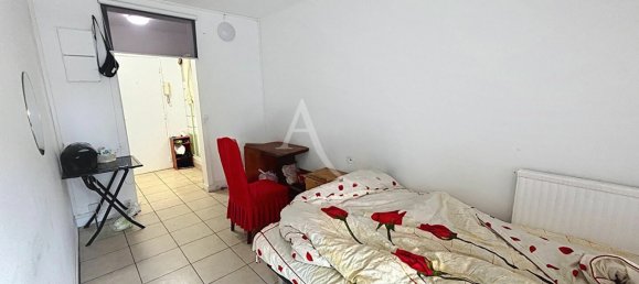 Studio in Saint-Cloud, France No. 297005 2