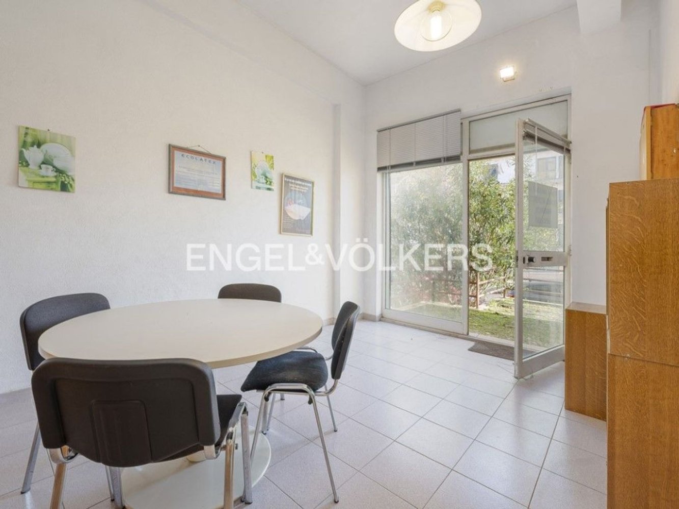 88m² Commercial property in Lisbon, Portugal No. 94488