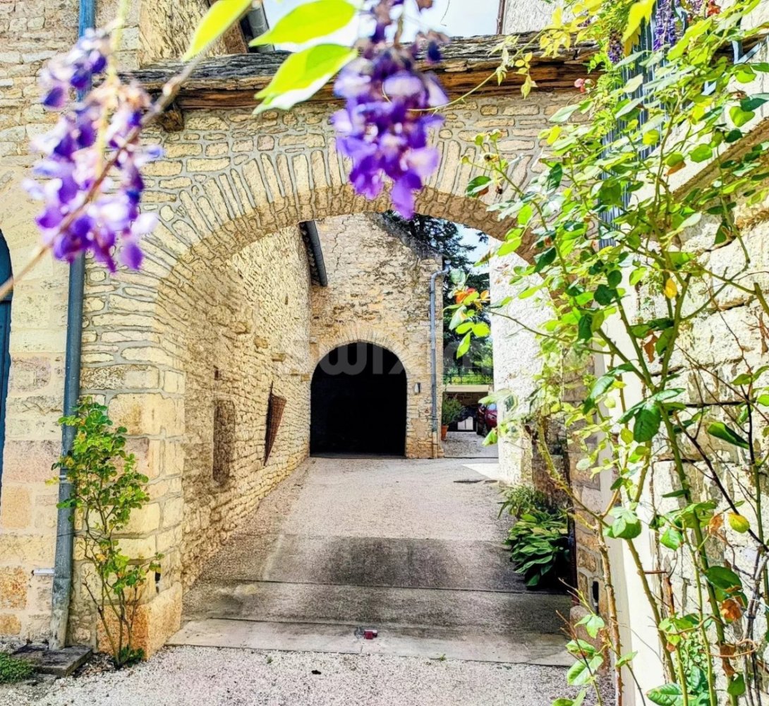 3 bedrooms House in Beaune, France No. 293780