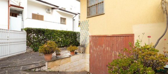 Вилла с 5 комнатами в Латина, Италия № 32999 55