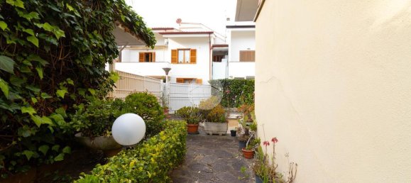 Вилла с 5 комнатами в Латина, Италия № 32999 2