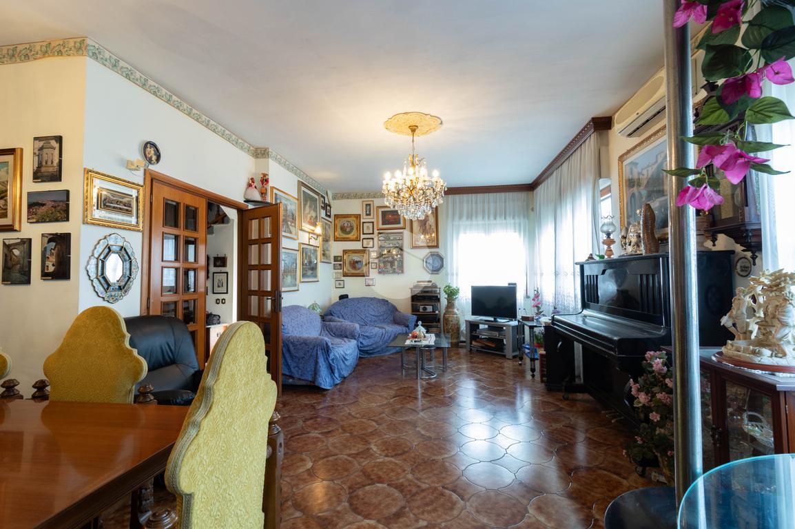 Вилла с 5 комнатами в Латина, Италия № 32999