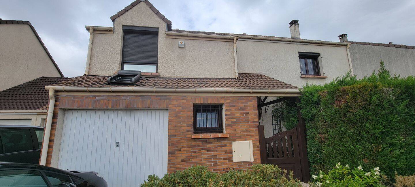 5 bedrooms House in Cergy, France No. 328737