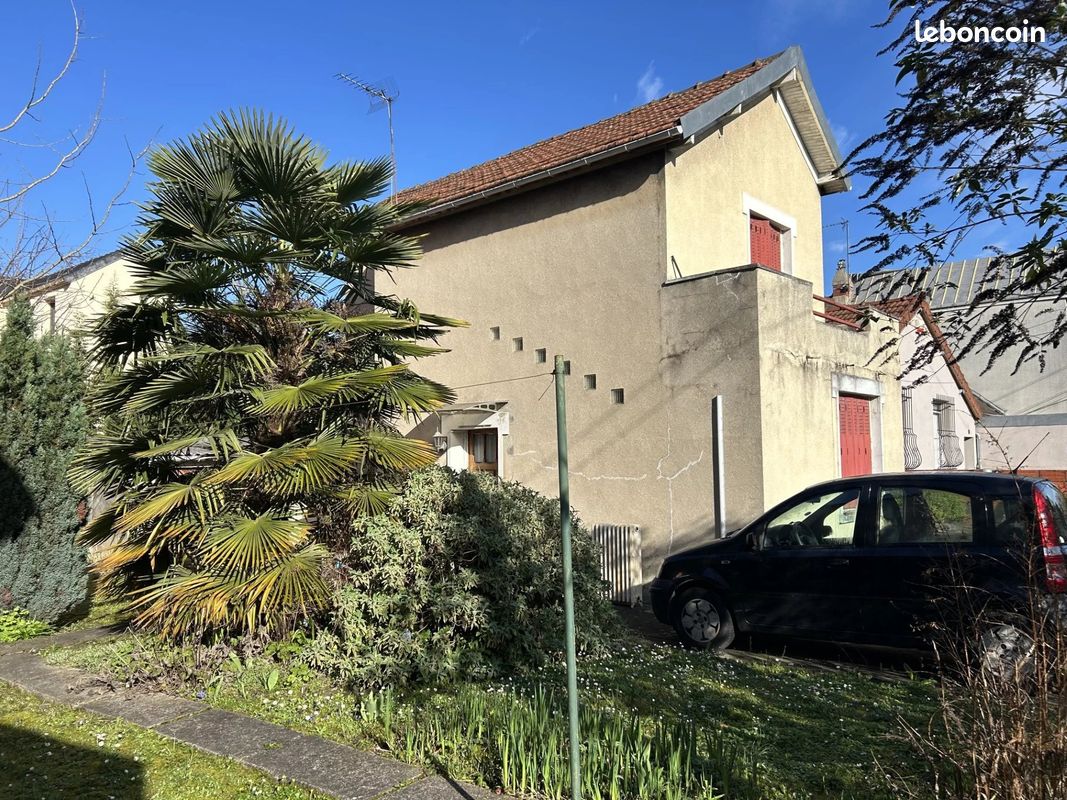 Casa de 2 dormitorios en Bondy, France No. 180519