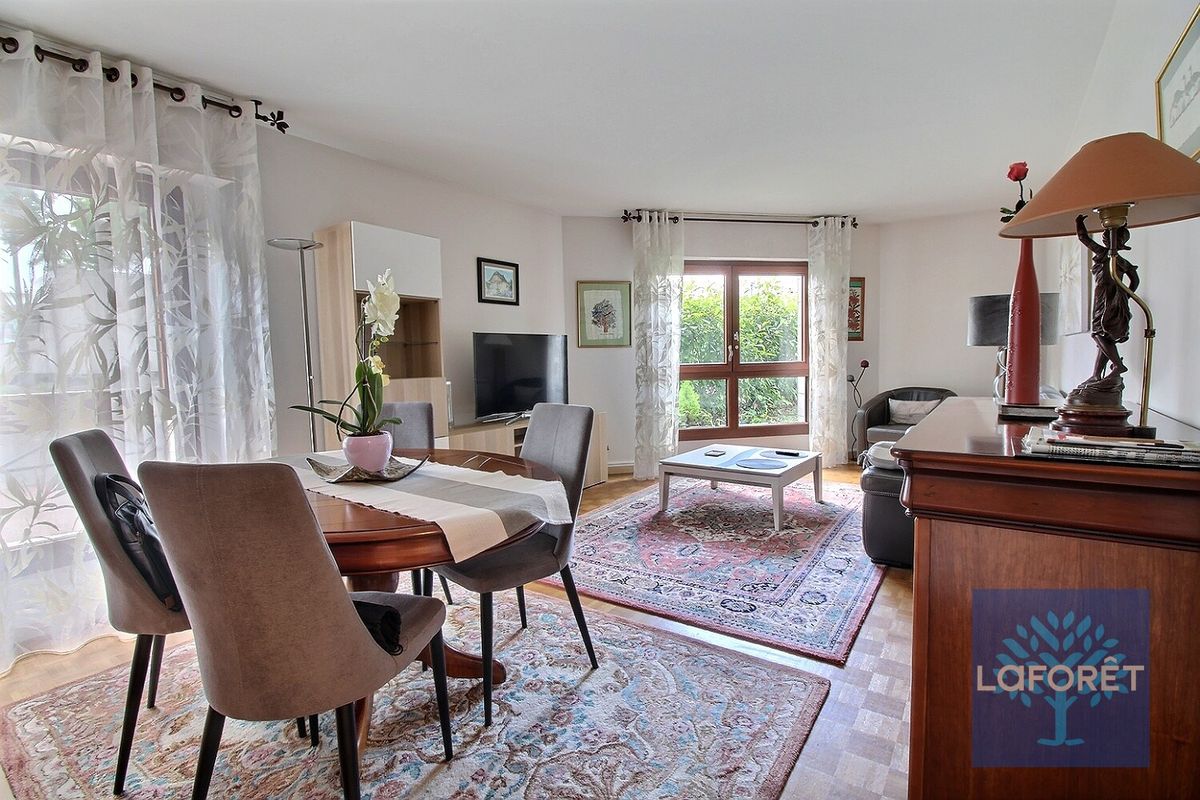 2 bedrooms Apartment in Puteaux, France No. 151699