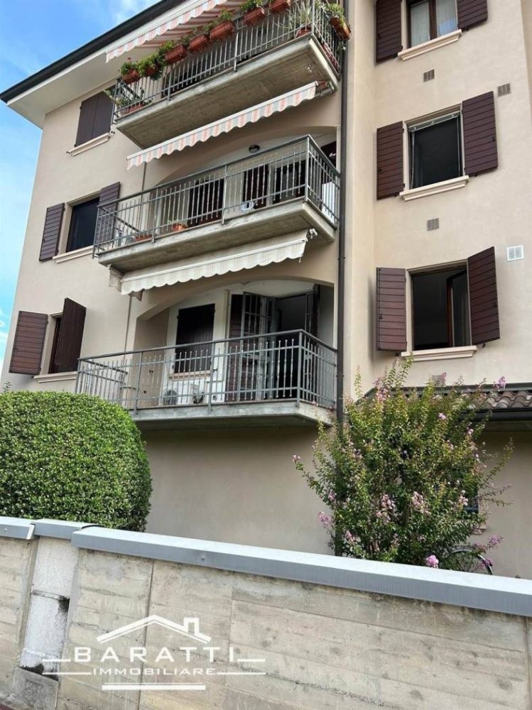 Apartamento de 2 dormitorios en Suzzara, Italy No. 352008